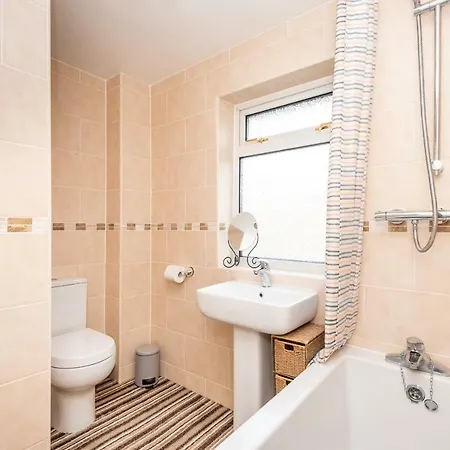 Spacious Base For 4 Within City Walls With Parking דירה יורק