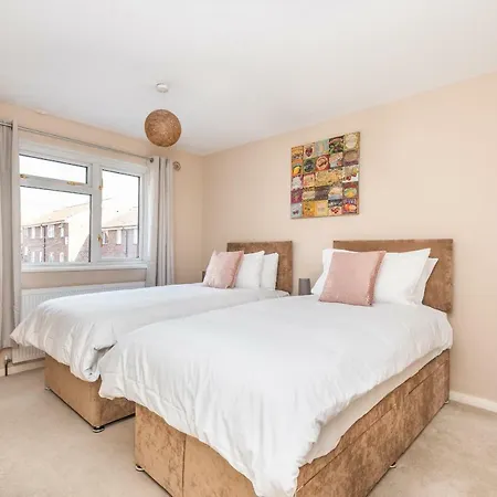 Spacious Base For 4 Within City Walls With Parking דירה *
