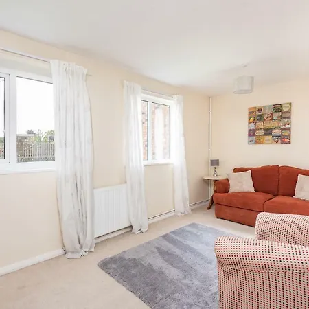 Spacious Base For 4 Within City Walls With Parking דירה *